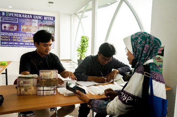 Petugas melayani penukaran mata uang Saudi Riyal untuk jamaah haji di Asrama Haji Pondok Gede, Jakarta Timur, Selasa (30/5/2023).
