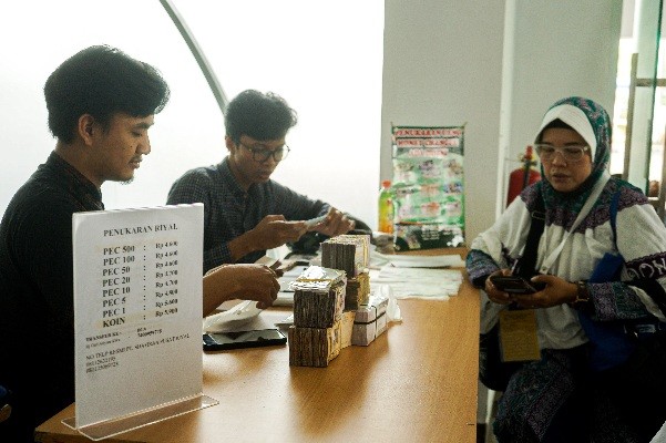 Petugas melayani penukaran mata uang Saudi Riyal untuk jamaah haji di Asrama Haji Pondok Gede, Jakarta Timur, Selasa (30/5/2023).