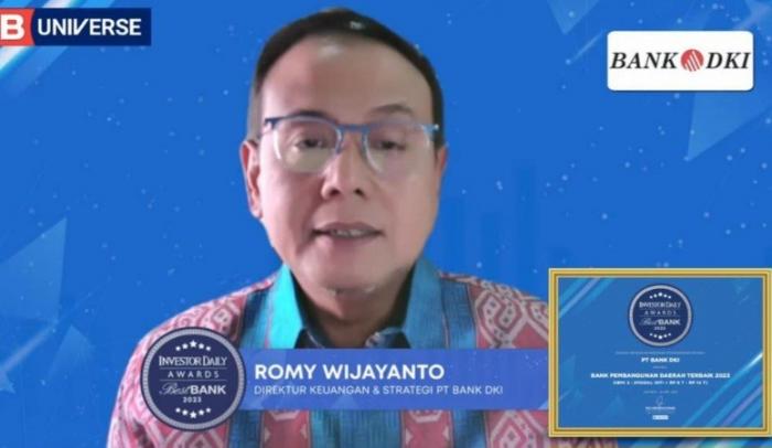 Direktur Keuangan dan Strategi Bank DKI Romy Wijayanto (kanan) menerima penghargaan dari Majalah Investor Daily sebagai Best Bank 2023