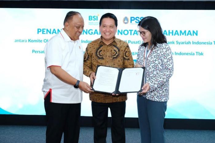 Dirut BSI Hery Gunardi (tengah) berbincang dengan Ketua Umum KONI Marciano Norman (kiri) dan Waketum PSSI Ratu Tisha usai penandatanganan nota kesepahan.
