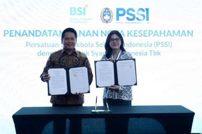 Dirut BSI Hery Gunardi (kiri) dan Waketum PSSI Ratu Tisha menunjukkan nota kesepahaman antara BSI dengan PSSI untuk pengembangan olahraga.