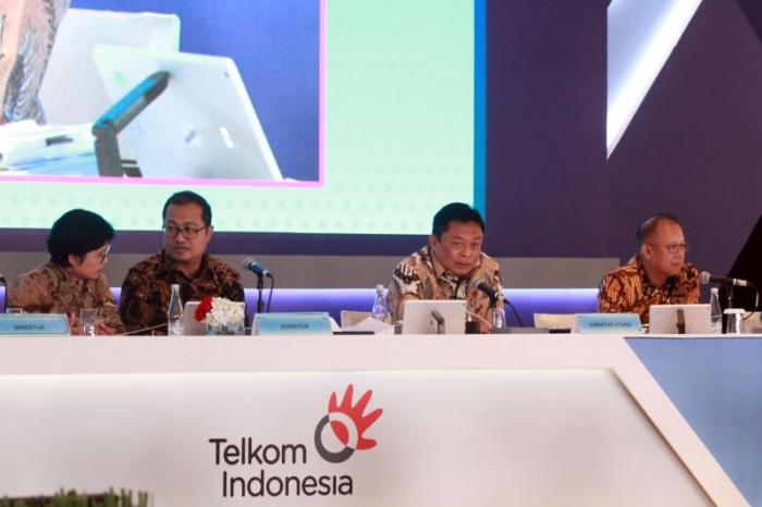 Direktur Utama Telkom Ririek Adriansyah bersama sejumlah direksi mengikuti Rapat Umum Pemegang Saham Tahunan (RUPST) Tahun Buku 2022 di Jakarta.