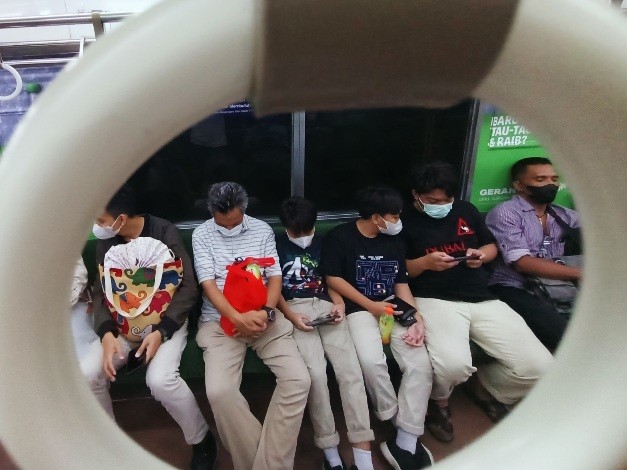 Suasana di dalam kereta Commuter Line jurusan Depok - Jakarta Kota tampak relatif lengang pada Kamis (1/6/2023).