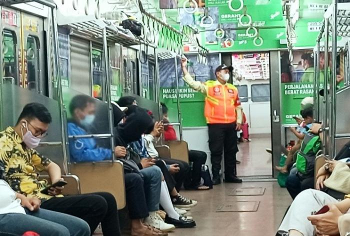 Suasana di dalam kereta Commuter Line jurusan Depok - Jakarta Kota tampak relatif lengang pada Kamis (1/6/2023).