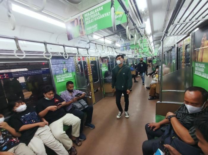 Suasana di dalam kereta Commuter Line jurusan Depok - Jakarta Kota tampak relatif lengang pada Kamis (1/6/2023).