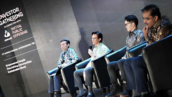 Direktur Arief Widyawan Sidarto, Presdir Alexander Ramlie, Direktur Irwin Wan, dan Direktur Naveen Chandralal menghadiri Investor Gathering di Jakarta,.