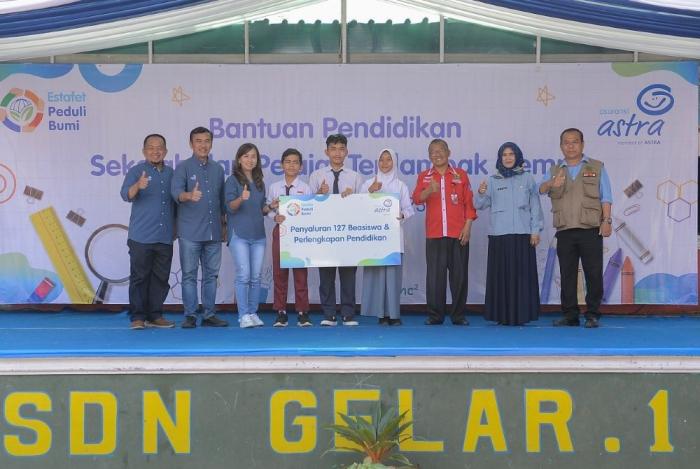 Anggota Dewan Pengawas Syariah Asuransi Astra Syamsul Falah, Compliance & Risk Management Director Asuransi Astra Adi Sepiarsomenyerahan bantuan beasiswa.