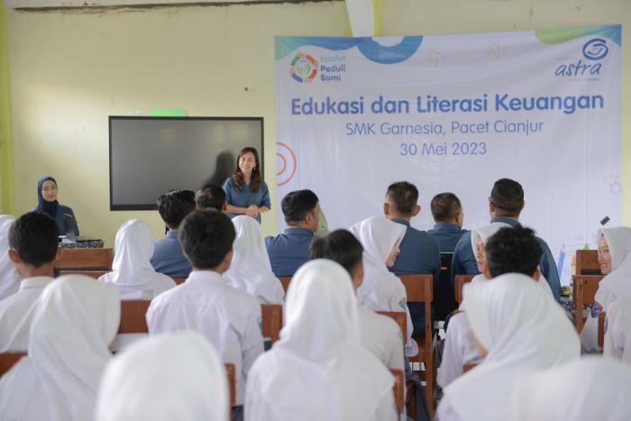 Marketing-Commercial & Health Business Director Asuransi Astra Indah Octavia memberikan edukasi dan literasi keuangan.
