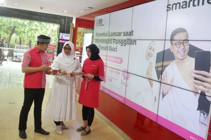 Department Head of International Roaming Smartfren Aya Sofia, bersama tim customer representative Smartfren mensosialisasikan kartu perdana Smartfren.