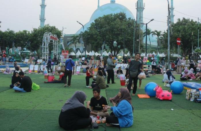 Warga bertamasya di area pelataran Balai Kota Tangerang, Banten, Jumat (2/6/2023).