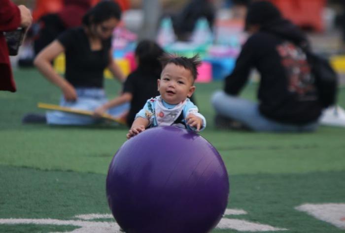 Anak-anak bermain di pelataran Balai Kota Tangerang, Banten.