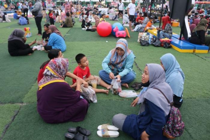 Warga bertamasya di area pelataran Balai Kota Tangerang, Banten, Jumat (2/6/2023).
