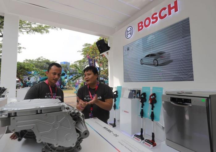 Sales Director Original Equipment Bosch di Indonesia Bernard Simanjuntak (kiri) berbincang dengan Customer Chief Engineering Manager Satid Malairodsiri.