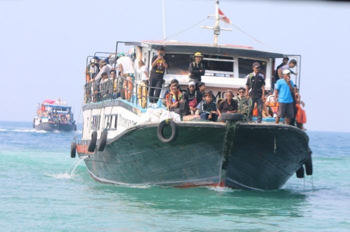 Aktivitas penyeberangan dengan kapal tradisional dari  Muara Angke  menuju Kepulauan Seribu tampak ramai, Sabtu (3/6/2023).