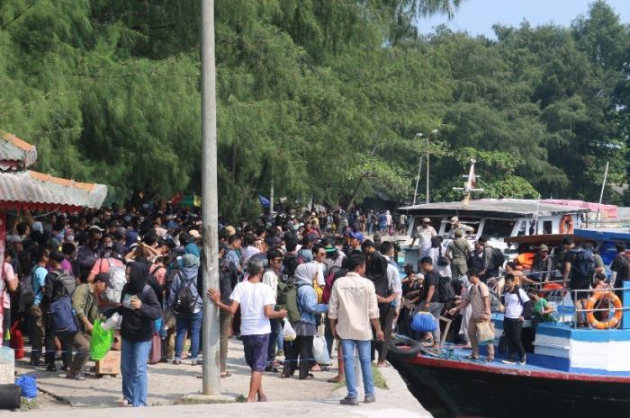 Aktivitas penyeberangan dengan kapal tradisional dari  Muara Angke  menuju Kepulauan Seribu tampak ramai, Sabtu (3/6/2023).