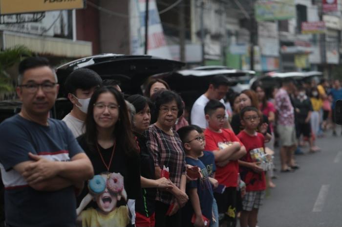Sejumlah warga memberikan persembahan kepada biksu dalam prosesi Pindapata di Jalan Sulawesi, Kota Makassar, Sulawesi Selatan, Minggu (4/6/2023). 