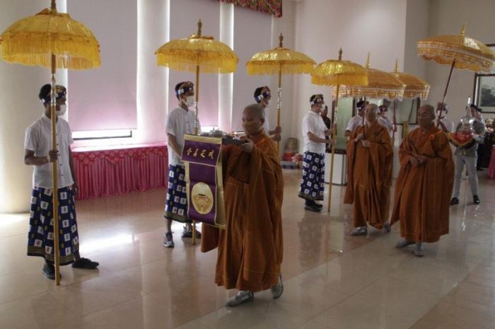 Umat Buddha menjalani prosesi perayaan Trisuci Waisak 2567 BE/2023 di Vihara Mahavira Graha Semarang, Jawa Tengah, Minggu (4/6/2023).