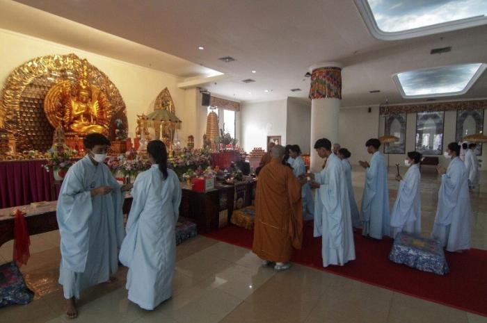 Umat Buddha menjalani prosesi perayaan Trisuci Waisak 2567 BE/2023 di Vihara Mahavira Graha Semarang, Jawa Tengah, Minggu (4/6/2023).