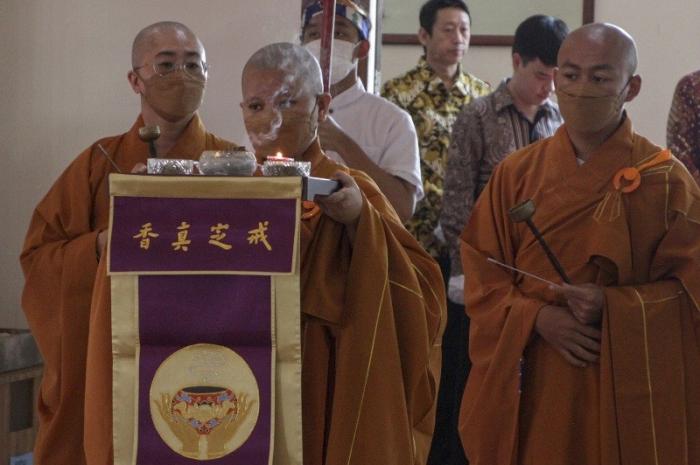 Umat Buddha menjalani prosesi perayaan Trisuci Waisak 2567 BE/2023 di Vihara Mahavira Graha Semarang, Jawa Tengah, Minggu (4/6/2023).