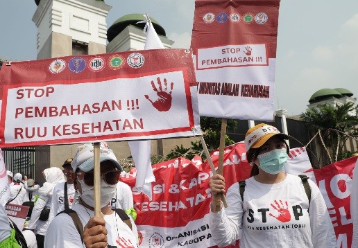 Pengunjuk rasa dari tenaga medis dan kesehatan melakukan aksi di depan Gedung MPR/DPR-DPD, Senayan, Jakarta