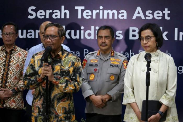 Menko Polhukam Mahfud MD bersama Menteri Keuangan Sri Mulyani serta Kabareskrim Polri Komjen Agus Andrianto memberikan keterangan penyerahan aset eks BLBI.