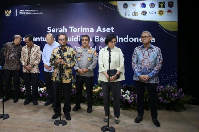 Menko Polhukam Mahfud MD bersama Menteri Keuangan Sri Mulyani serta Kabareskrim Polri Komjen Agus Andrianto memberikan keterangan penyerahan aset eks BLBI.