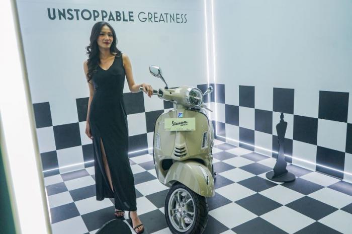 Model berpose dalam acara peluncuran New Vespa GTS di SCBD, Jakarta, Selasa (6/6/2023).