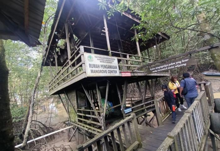 Dengan penambahan infrastruktur berupa jembatan bagi pengunjung, kawasan ini pada saat libur cukup ramai wisatawan.