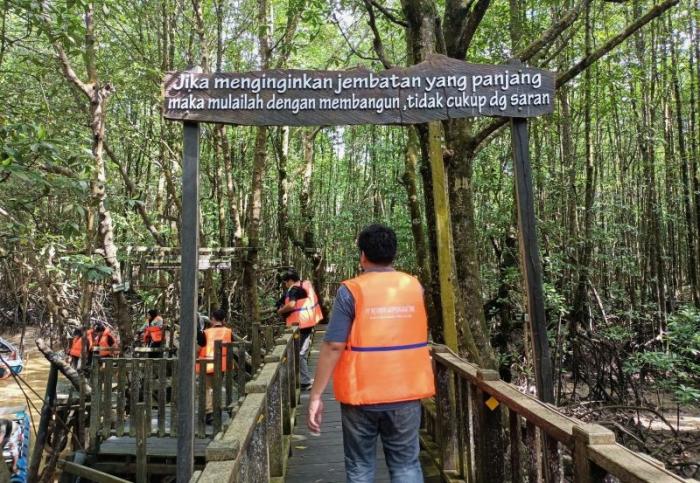 Dengan penambahan infrastruktur berupa jembatan bagi pengunjung, kawasan ini pada saat libur cukup ramai wisatawan.