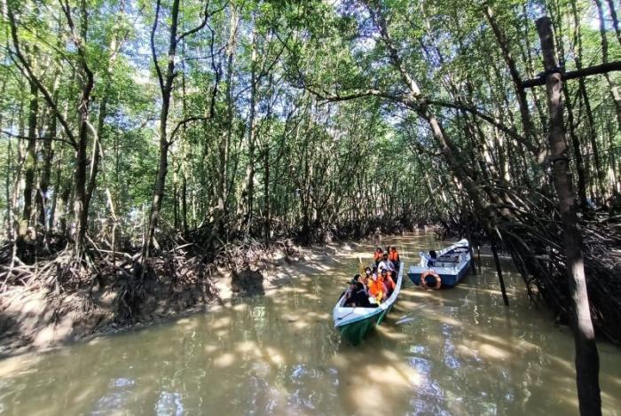Sejumlah wisatawan menaiki perahu saat berwisata di kawasan Hutan Mangrove Center Graha Indah, Balikpapan, Kalimantan Timur, Rabu (7/6/2023).
