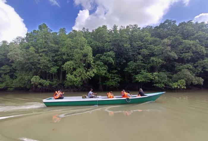 Sejumlah wisatawan menaiki perahu saat berwisata di kawasan Hutan Mangrove Center Graha Indah, Balikpapan, Kalimantan Timur, Rabu (7/6/2023).