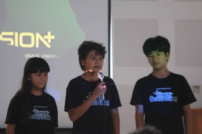 Yassien Omar (Bintang) Alleyra Fakhira (Calista), dan Yusuf Ozkan (Kelvin) hadir pada acara Road to School di SD Bakti Mulya 400 Jakarta, Kamis (8/6/2023).