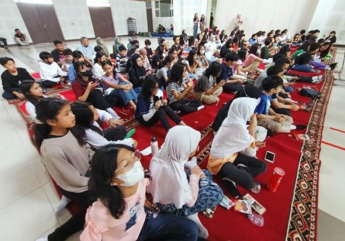 Vision+ menggelar Road to School pertamanya ke SD Bakti Mulya 400 Jakarta.