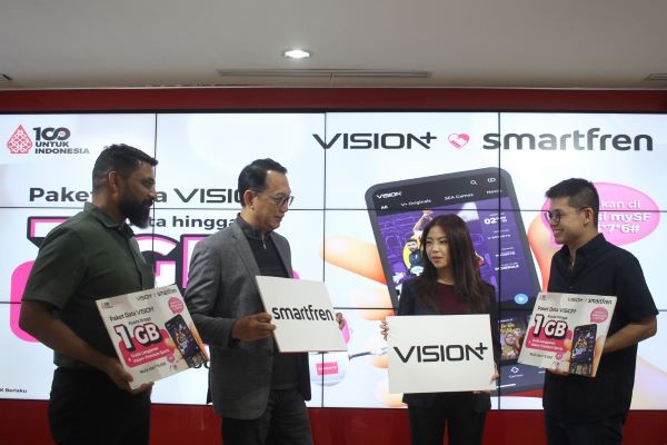 Managing Director Vision+ Clarissa Tanoesoedibjo berbincang dengan Chief Commercial Officer Smartfren Andrijanto Muljono pada peluncuran paket data Vision+.