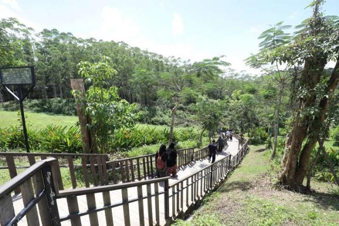 Pengunjung menikmati suasana di lokasi Titik Nol Ibu Kota Negara (IKN) Nusantara di Kabupaten Penajam Paser Utara, Kalimantan Timur, Kamis (8/6/2023).