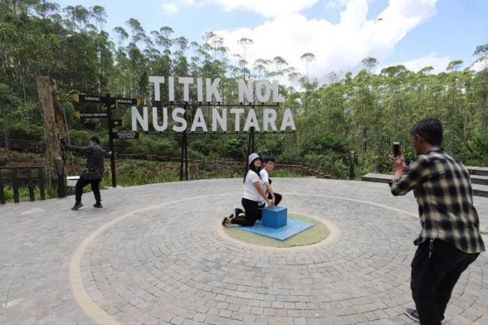Pengunjung menikmati suasana di lokasi Titik Nol Ibu Kota Negara (IKN) Nusantara di Kabupaten Penajam Paser Utara, Kalimantan Timur, Kamis (8/6/2023).