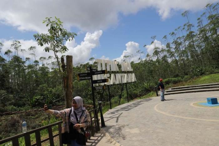 Pengunjung menikmati suasana di lokasi Titik Nol Ibu Kota Negara (IKN) Nusantara di Kabupaten Penajam Paser Utara, Kalimantan Timur, Kamis (8/6/2023).