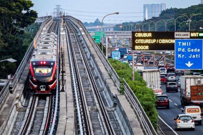angkaian kereta Light Rail Transit (LRT) Jabodebek melintas di kawasan Kampung Makasar, Jakarta Timur, Kamis (8/6/2023).