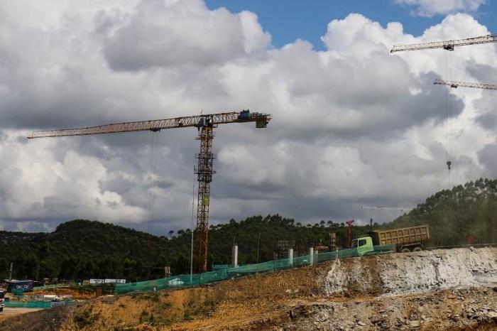 Sejumlah alat berat beroperasi di area proyek pembangunan Kawasan Inti Pusat Pemerintahan (KIPP) IKN Nusantara di Penajem Paser Utara, Kamis (8/6/2023).