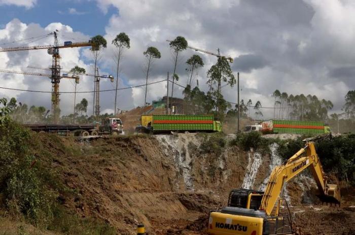 Sejumlah alat berat beroperasi di area proyek pembangunan Kawasan Inti Pusat Pemerintahan (KIPP) IKN Nusantara di Penajem Paser Utara, Kamis (8/6/2023).