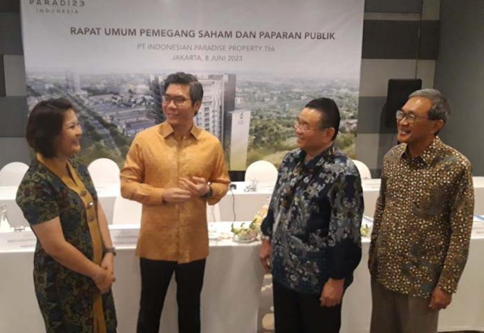 (Kiri-kanan) Direktur Surina, Dirut Anthony Prabowo Susilo, Direktur Djatikesumo Subagio, dan Direktur Patrick Santosa Rendradjaja hadir pada paparan publik.