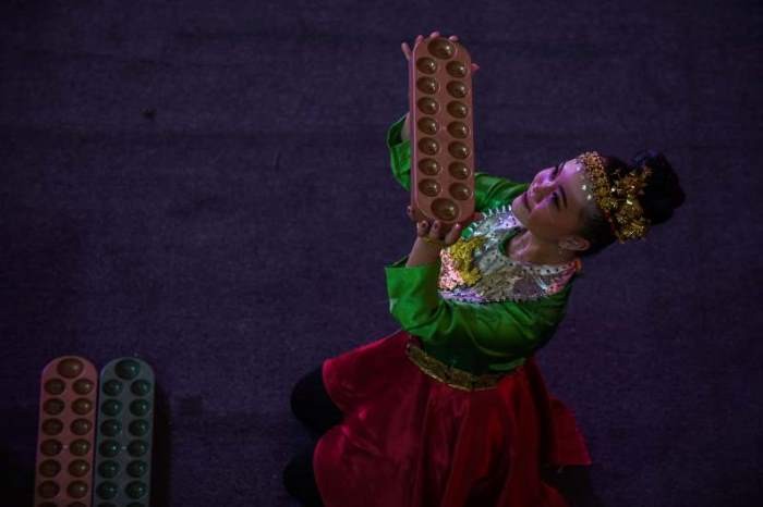 Peserta menampilakn performa mereka pada kompetisi tari kreasi permainan tradisional Pekan Kebudayaan Daerah (PKD) Sumatera Selatan.