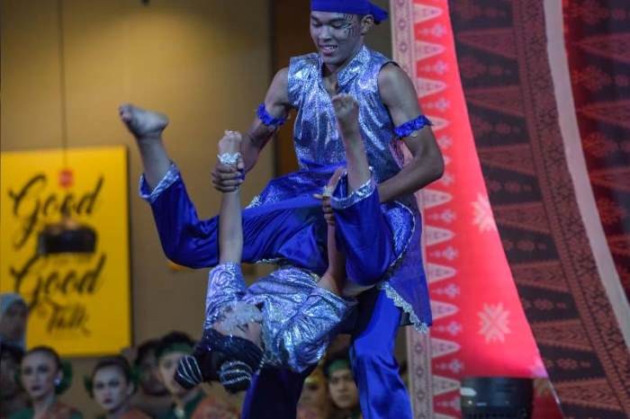 Peserta menampilakn performa mereka pada kompetisi tari kreasi permainan tradisional Pekan Kebudayaan Daerah (PKD) Sumatera Selatan.
