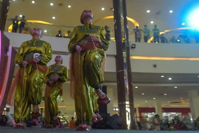 Peserta menampilakn performa mereka pada kompetisi tari kreasi permainan tradisional Pekan Kebudayaan Daerah (PKD) Sumatera Selatan.