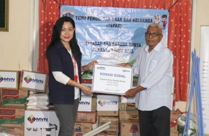 Perwakilan CSR MNC Vision Network Thio Me Me memberikan bantuan kepada anak-anak di Yayasan Esa Sasana Surya di Duren Sawit, Jakarta, Jumat (9/6/2023).
