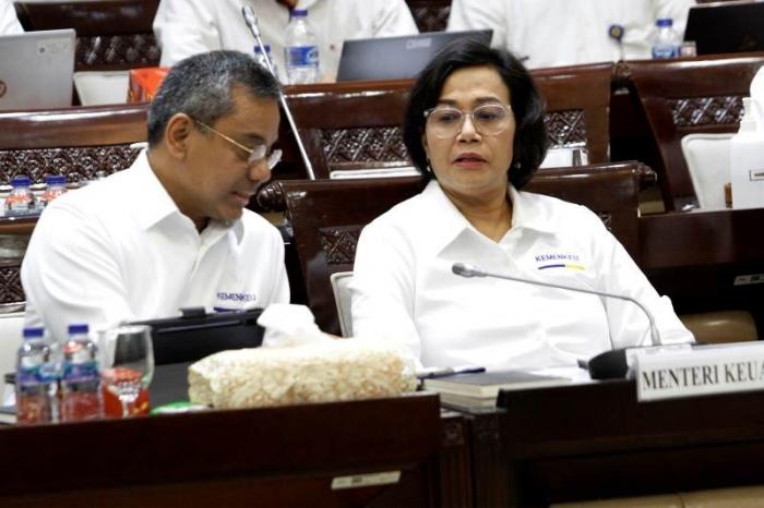Menkeu Sri Mulyani Indrawati mengikuti rapat kerja bersama Komisi XI DPR di Kompleks Parlemen, Senayan, Jakarta, Senin (12/6/2023).