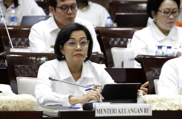 Menkeu Sri Mulyani Indrawati mengikuti rapat kerja bersama Komisi XI DPR di Kompleks Parlemen, Senayan, Jakarta, Senin (12/6/2023).