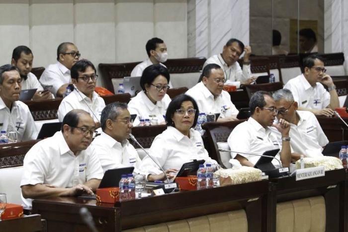 Menkeu Sri Mulyani Indrawati mengikuti rapat kerja bersama Komisi XI DPR di Kompleks Parlemen, Senayan, Jakarta, Senin (12/6/2023).