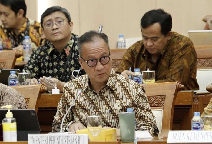 Menteri Perindustrian Agus Gumiwang Kartasasmita mengikuti rapat rapat kerja dengan Komisi VII DPR di Kompleks Parlemen, Senayan, Jakarta, Senin (12/6/2023).
