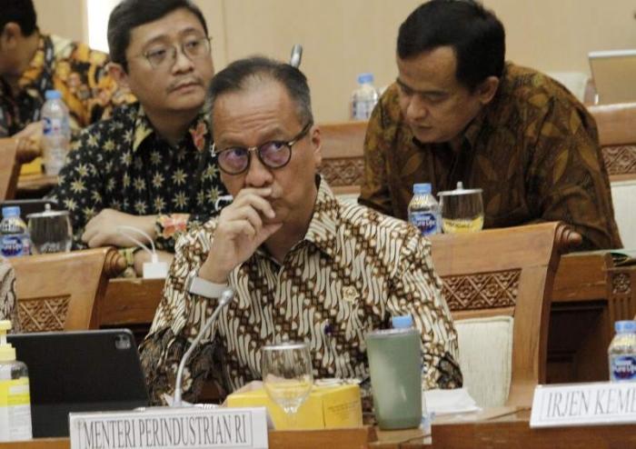 Menteri Perindustrian Agus Gumiwang Kartasasmita mengikuti rapat rapat kerja dengan Komisi VII DPR di Kompleks Parlemen, Senayan, Jakarta, Senin (12/6/2023).